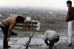 Een van de Keizerstad masten word hier opgebouwd onder toeziend oog van de directie.